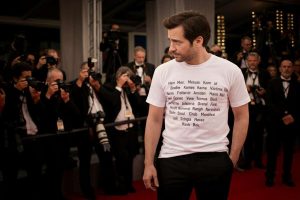 Assange a Cannes: la maglietta che ricorda i bambini di Gaza uccisi