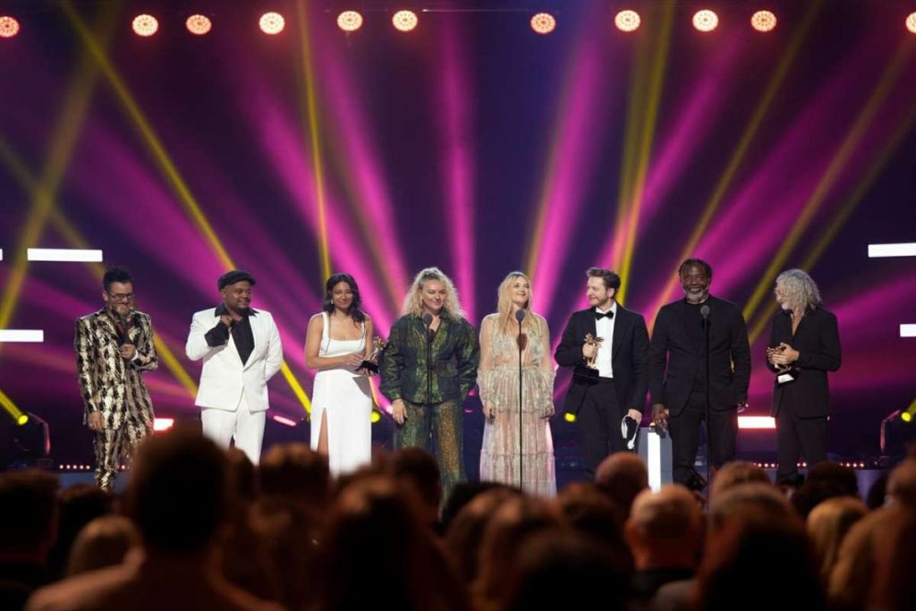 Billie Eilish trionfa agli American Music Awards come miglior artista dell'anno