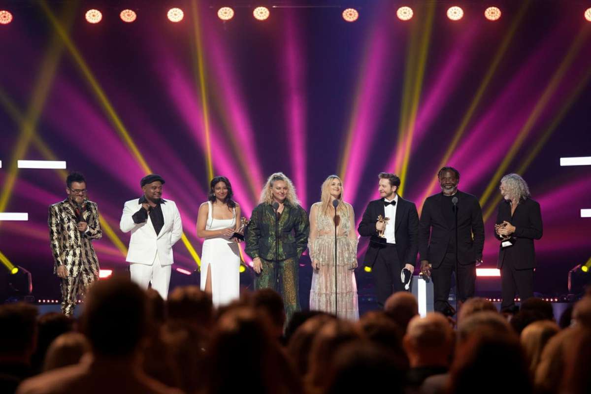 Billie Eilish trionfa agli American Music Awards come miglior artista dell'anno