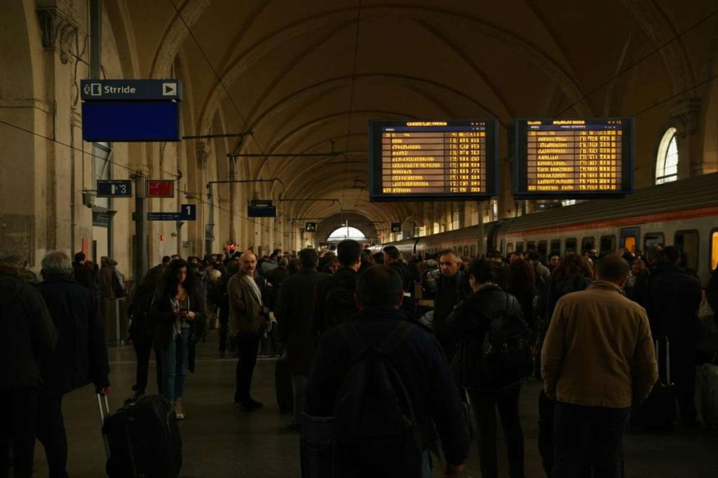 Bologna in tilt: treni cancellati e ritardi a causa dello sciopero