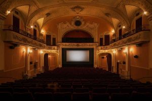 Il declino del cinema italiano: da 2700 a mille sale in pochi anni
