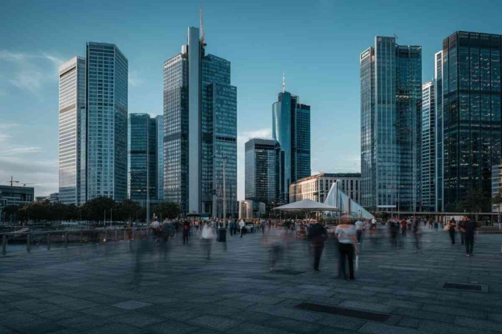 Milano inizia la giornata con un rialzo del 0,75%: cosa aspettarsi?