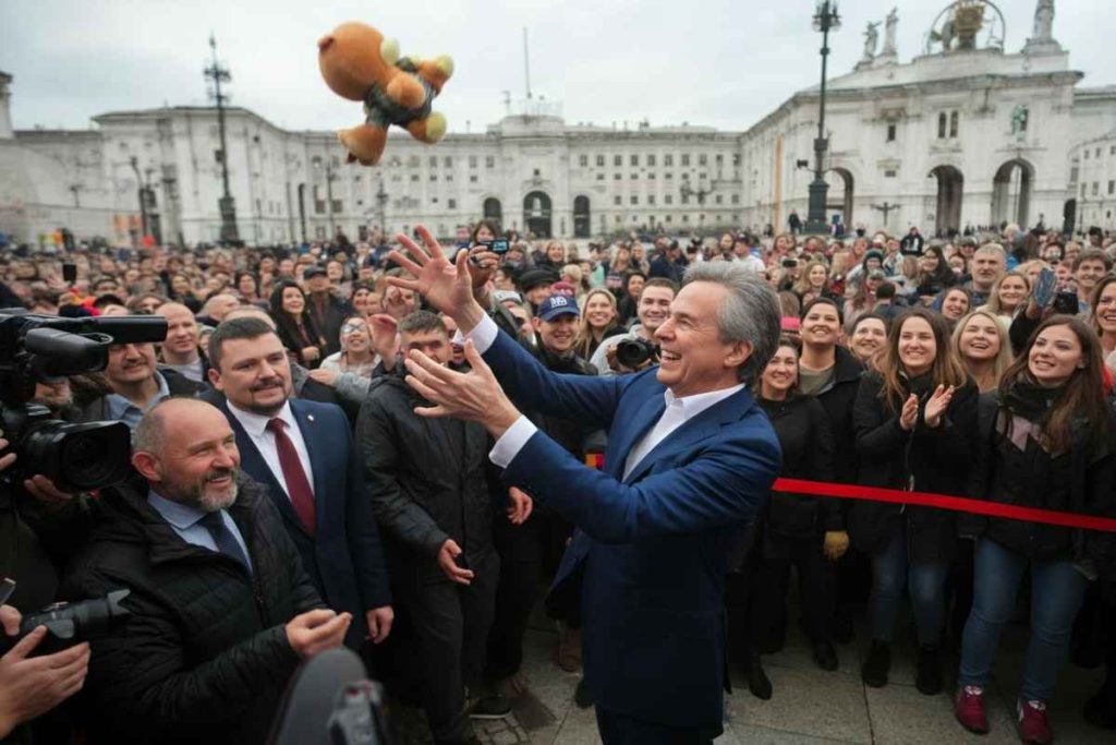 Papa Leone XIV sorprende piazza San Pietro con un regalo in stile baseball e una presa al volo spettacolare