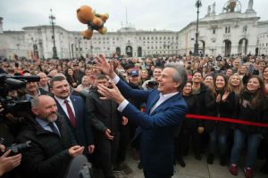 Papa Leone XIV sorprende piazza San Pietro con un regalo in stile baseball e una presa al volo spettacolare