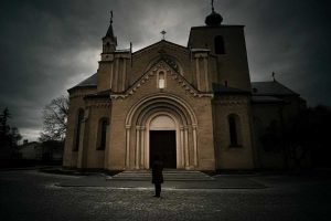 Scandalo in Vaticano: l'arcivescovo truffa i fedeli con false promesse di lavoro