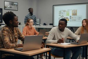 Sicurezza stradale: un appello per una formazione più consapevole tra scuole guida, istituzioni e assicurazioni
