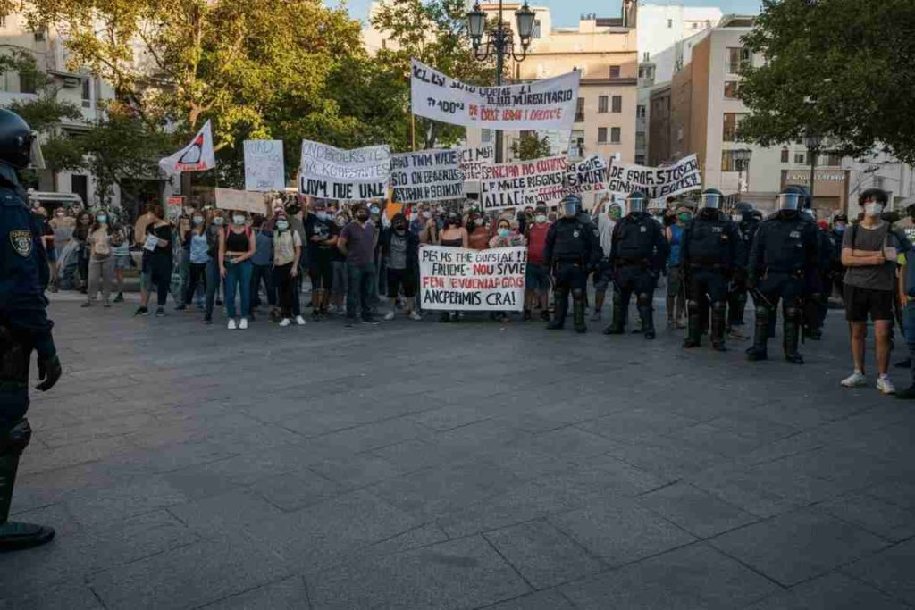 Tensioni esplosive durante la manifestazione contro il ddl Sicurezza a Roma