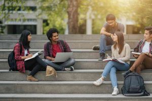 Trump blocca l'iscrizione di studenti stranieri a Harvard: cosa significa per il futuro dell'università?