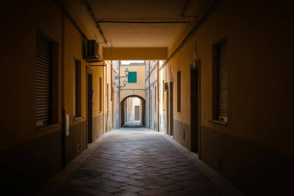 Violenza familiare a Grosseto: un figlio aggredisce il padre 98enne in un drammatico episodio di follia