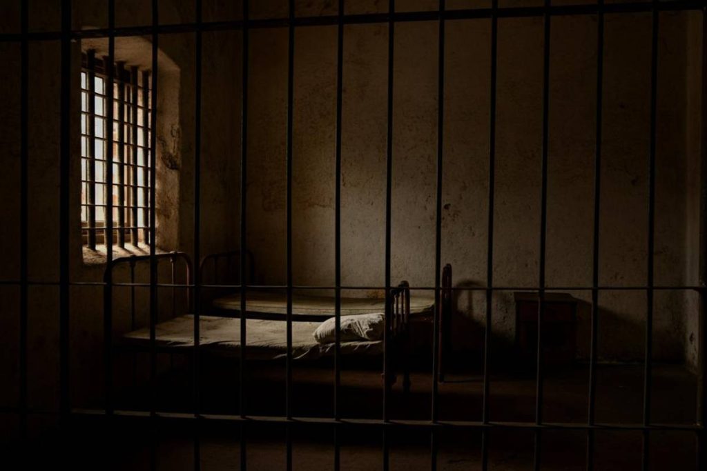 Abusi su un detenuto 18enne a Genova: la rivolta nel carcere di Marassi e le indagini sugli agenti