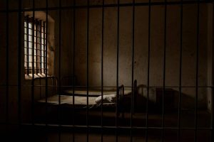 Abusi su un detenuto 18enne a Genova: la rivolta nel carcere di Marassi e le indagini sugli agenti