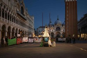 Attivisti in piazza San Marco: il finto matrimonio contro Jeff Bezos e l'intervento della polizia a Venezia