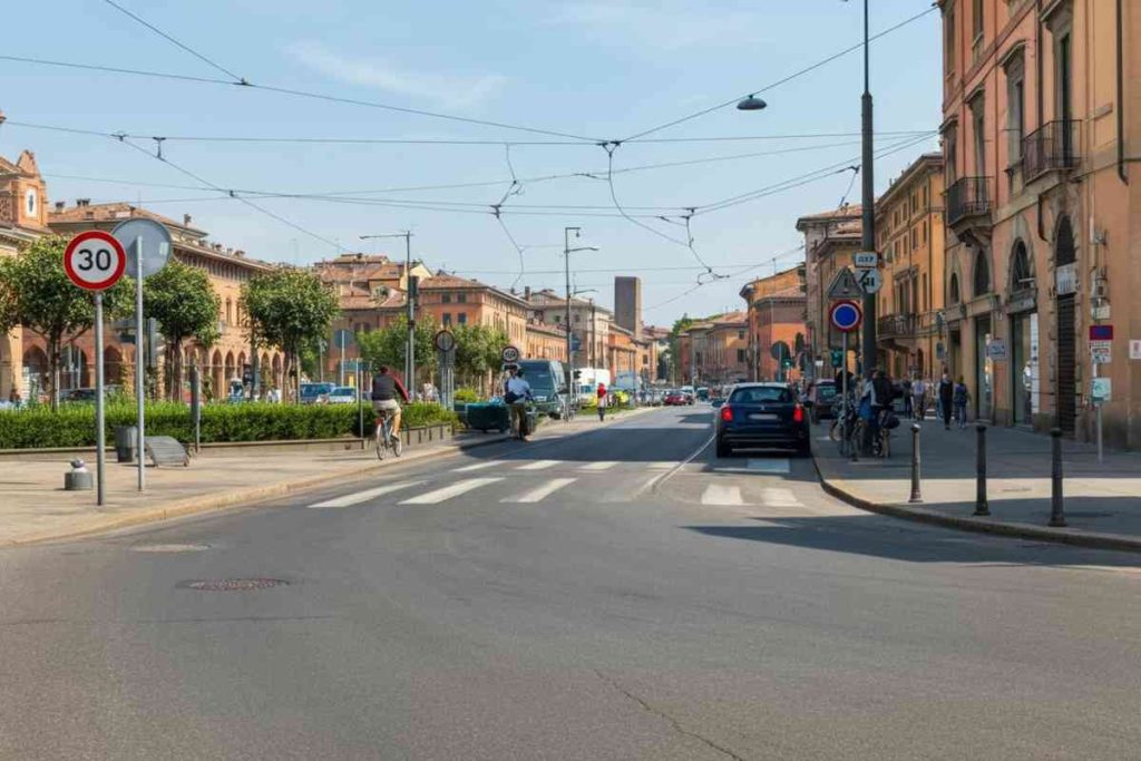 Bologna: come un limite di 30 km ha portato a un risparmio di 150 milioni in sei mesi