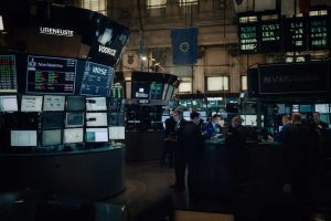 Borsa europea in stallo: Parigi e Francoforte si muovono in equilibrio