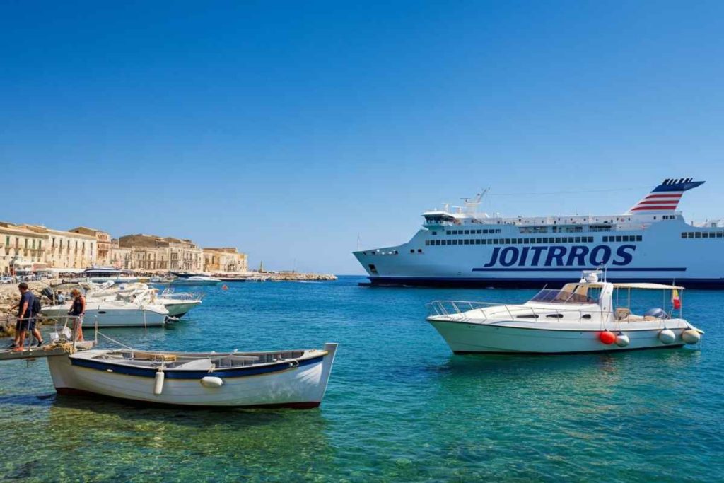 Caos nei trasporti marittimi in Sicilia: la nave per Ustica bloccata per problemi di personale
