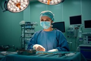 Chirurga insultata in sala operatoria: la denuncia e la mancanza di scuse dall'Ordine dei medici