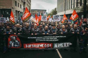 Cinquemila metalmeccanici in piazza: la protesta che scuote Napoli