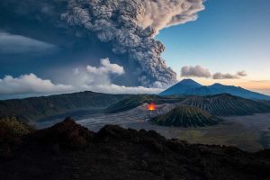 Crollo al cratere dell'Etna: un'imponente nube eruttiva si alza nel cielo