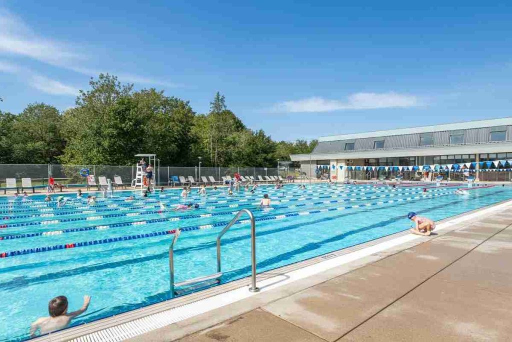 Denuncia shock: un minorenne racconta gli abusi negli spogliatoi di una piscina a Perugia