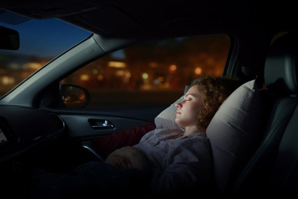 Dormire in Tesla per sfuggire al caldo: la scelta sorprendente di Andrea Crisanti