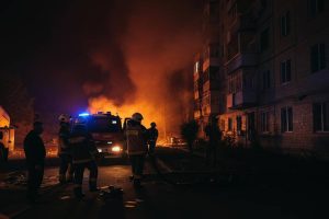 Droni russi colpiscono Kiev: incendi devastano diversi distretti