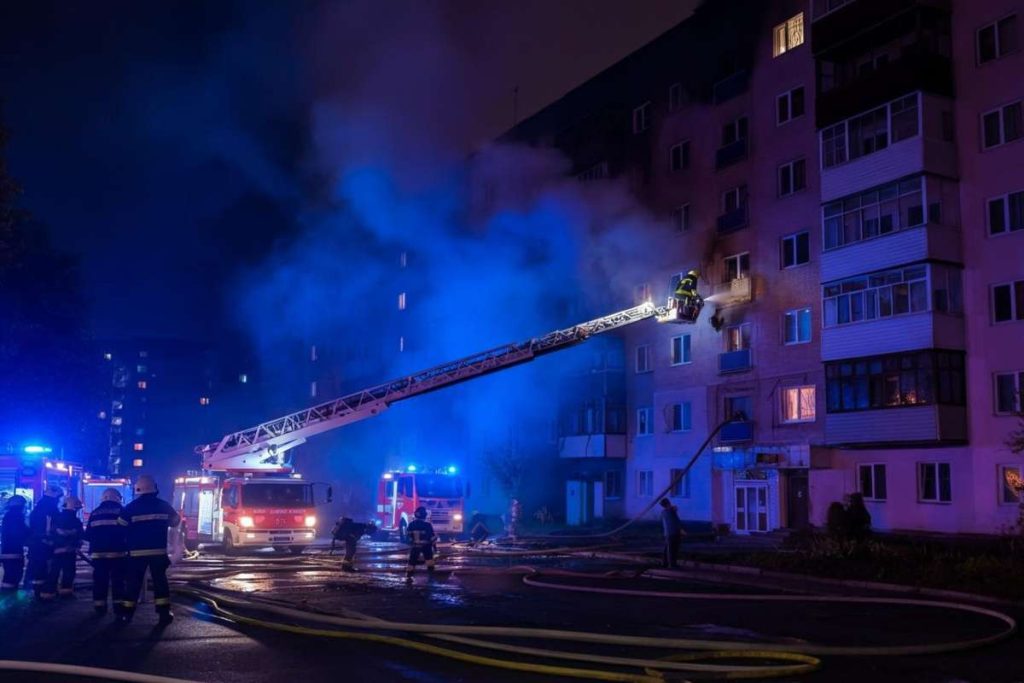 Esplosione shock in un appartamento di Torino: cinque feriti e un mistero da svelare
