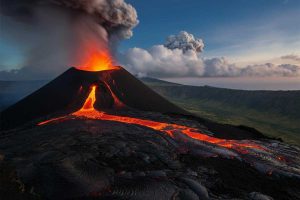 Etna in eruzione: spettacolare nube eruttiva dal Sud-Est