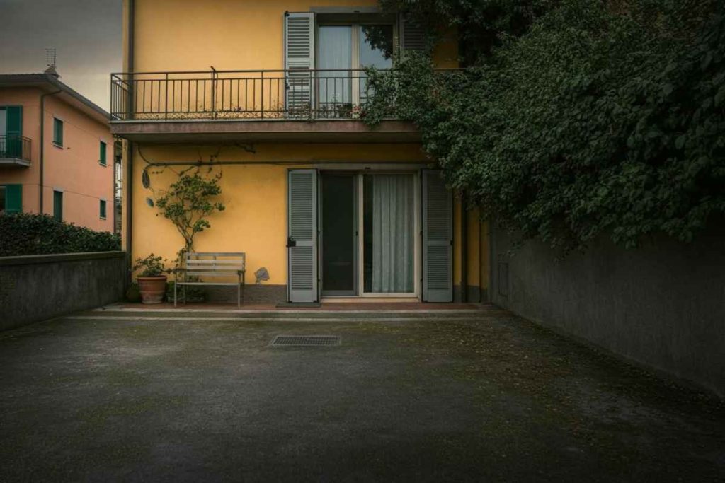 Fratelli arrestati per omicidio: il cadavere del padre nascosto in una cassapanca sul terrazzo di Napoli