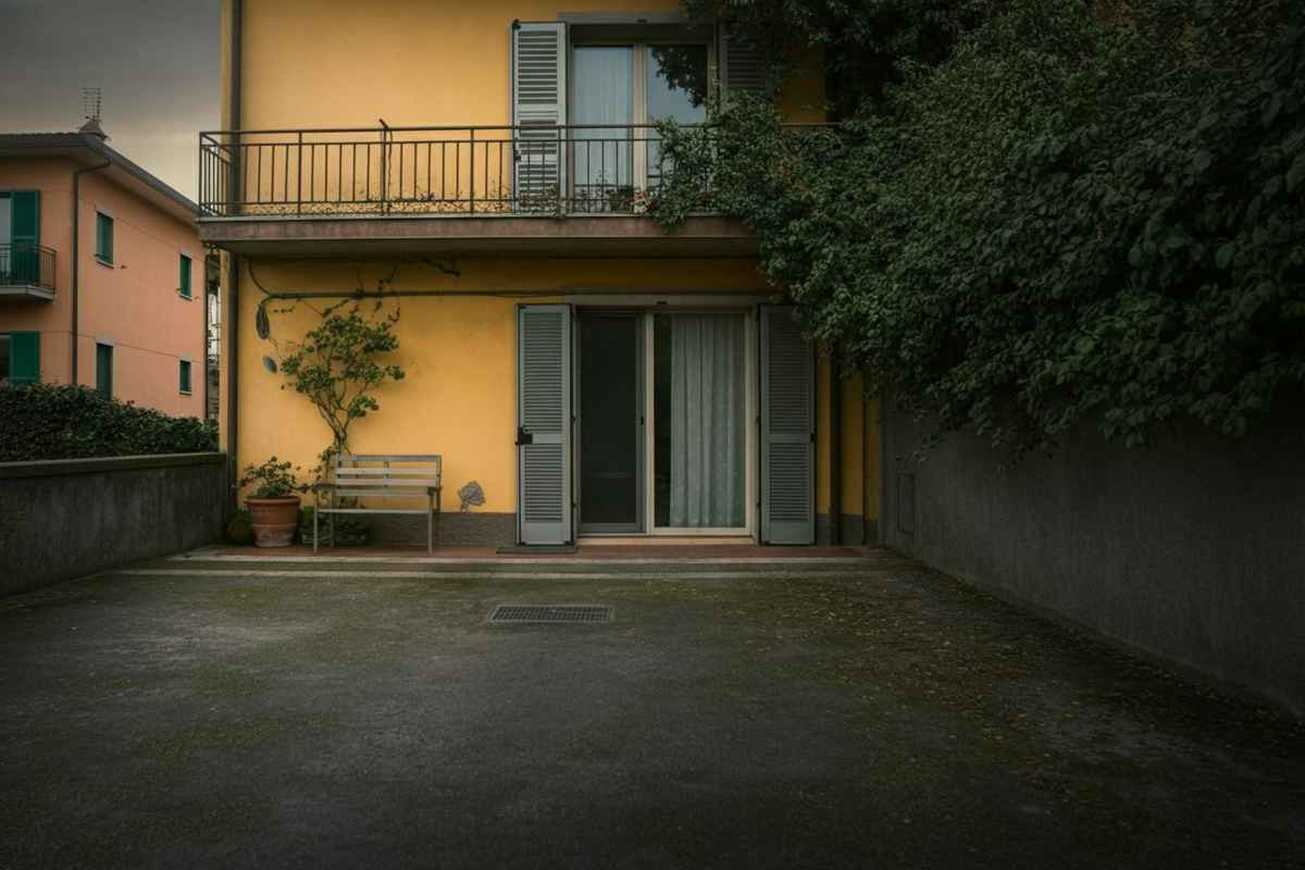 Fratelli arrestati per omicidio: il cadavere del padre nascosto in una cassapanca sul terrazzo di Napoli