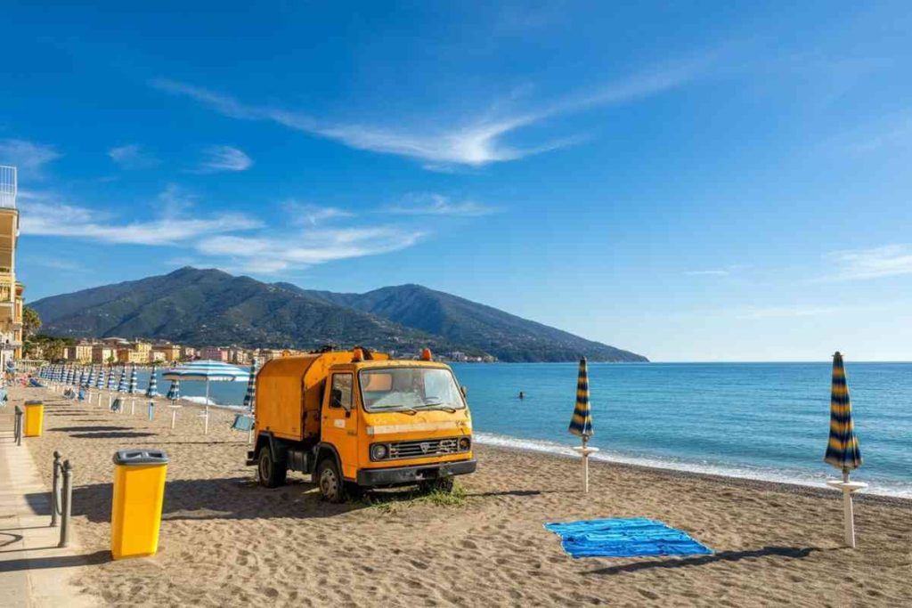 Fuga al mare a bordo di un camioncino rubato: l'arresto sorprende tutti