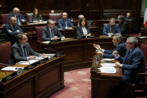 Gasparri conferma la sua posizione sui mandati FI e si prepara a incontrare Donzelli