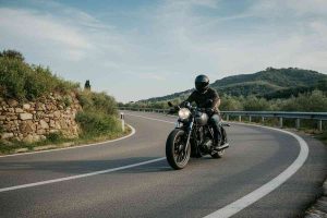 Giudice sorprende: patente restituita a motociclista positivo alla cannabis, il referto medico ribalta il decreto Salvini