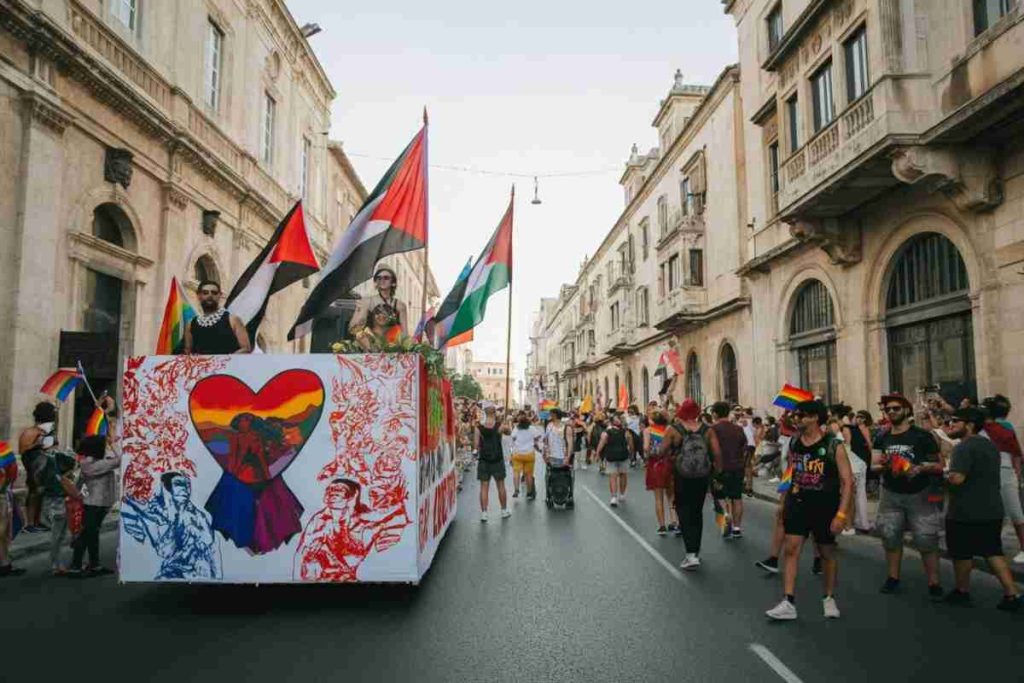 Il Roma Pride si trasforma in un'onda di solidarietà per Gaza con i leader mondiali a testa in giù