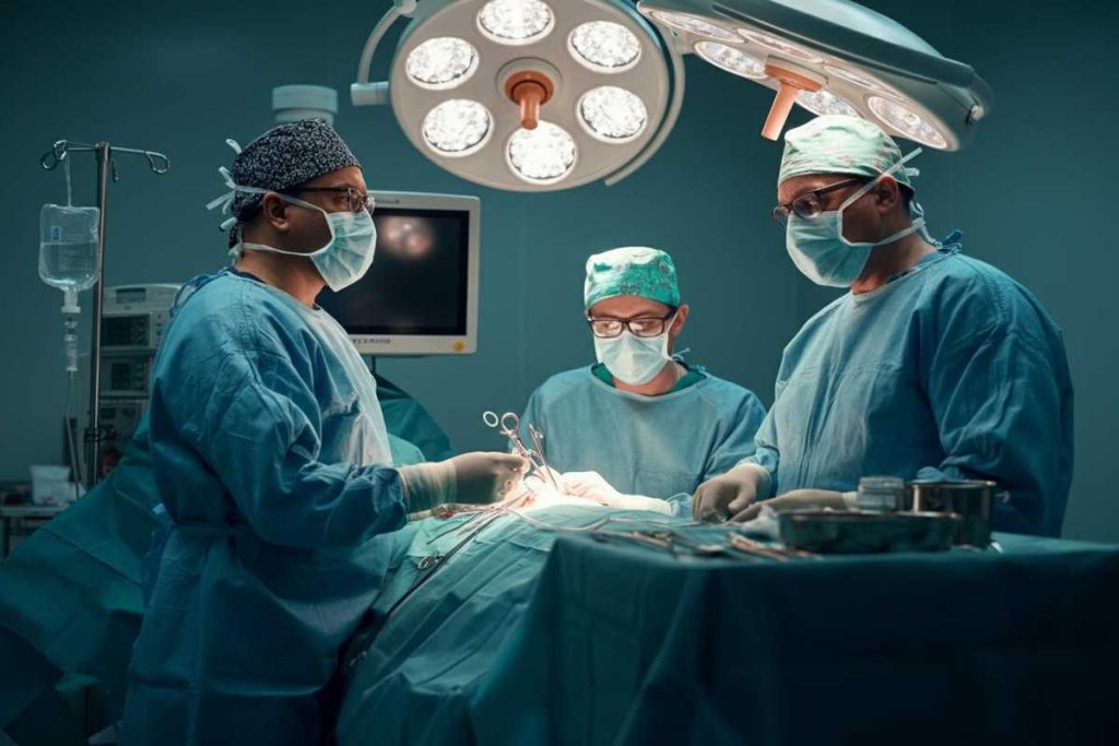 Il chirurgo di Tor Vergata si scusa a metà: la battaglia in sala operatoria e la rivalità con la giovane collega