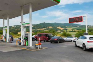 Il prezzo del verde in autostrada supera i 2,3 euro: cosa significa per gli automobilisti?