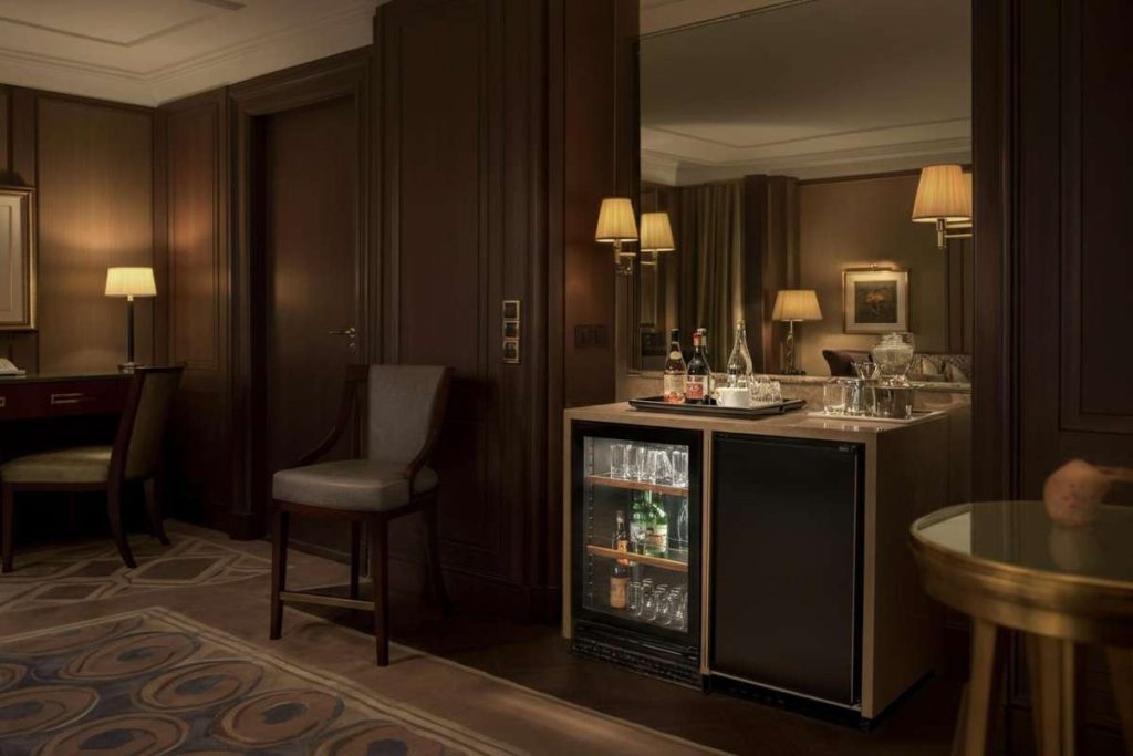 Il truffatore delle suite di lusso: due settimane di minibar gratis e inganni da hotel