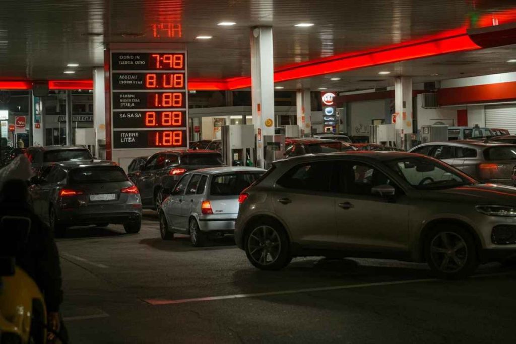 Israele-Iran: perché il prezzo della benzina supera 1,7 euro al litro