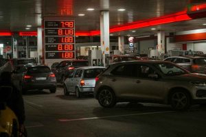 Israele-Iran: perché il prezzo della benzina supera 1,7 euro al litro