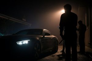 L'auto di Andrea Giambruno sotto casa di Giorgia Meloni: il mistero dei servizi segreti
