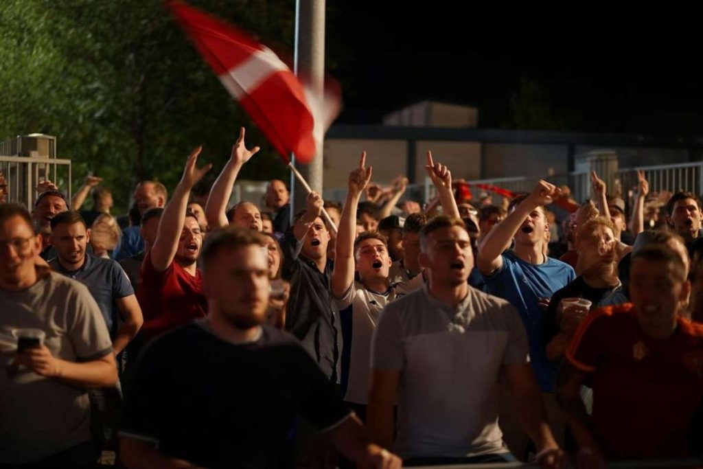 L'energia contagiosa dei tifosi prima del grande match