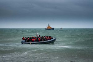 Londra accoglie quasi 1.200 migranti in un solo giorno dalla Manica