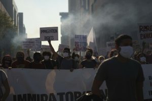 Los Angeles in tensione: la polizia ricorre ai gas lacrimogeni