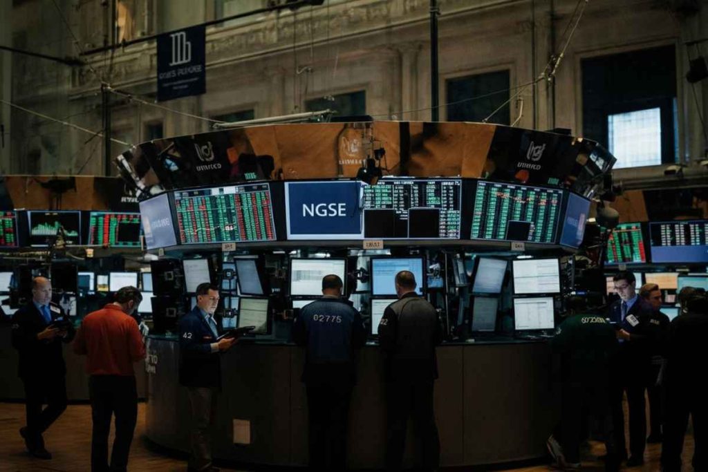 Milano inizia in rialzo ma poi sorprende con un'inversione in rosso
