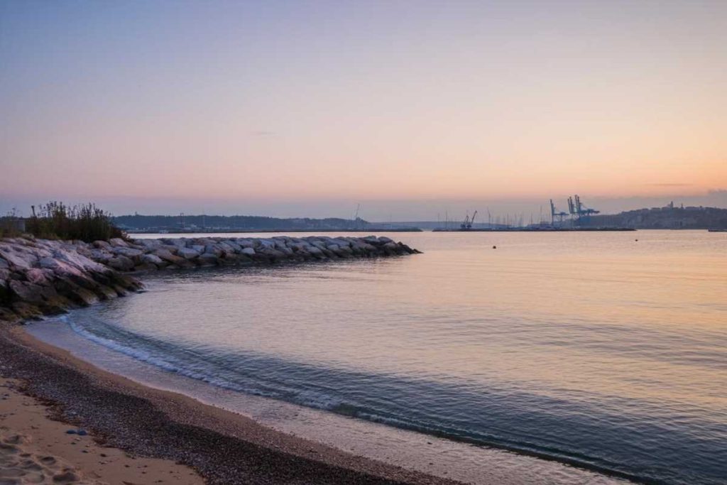 Mistero a Cagliari: il corpo di un 16enne ritrovato in mare, indagini in corso