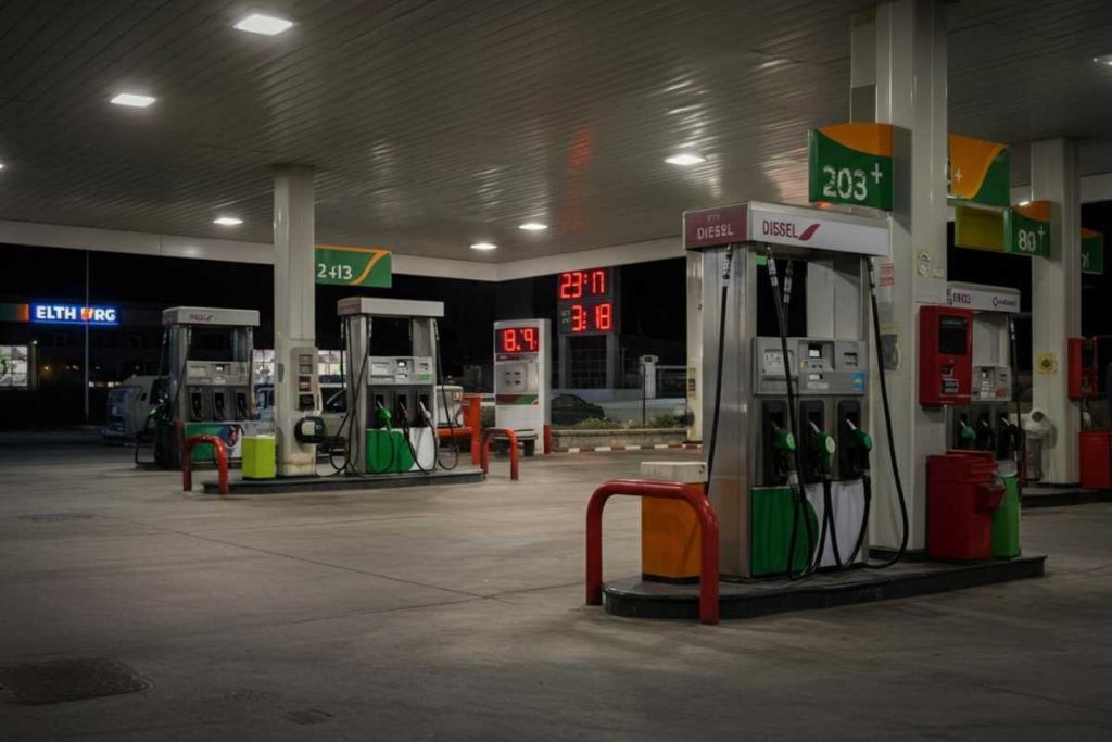 Petrolio in caduta libera: le quotazioni dei carburanti scendono vertiginosamente