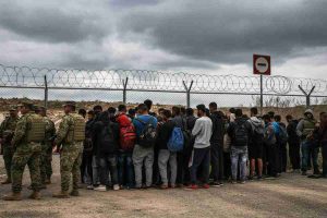 Primi arresti di migranti al confine Messico: l'intervento dell'esercito Usa