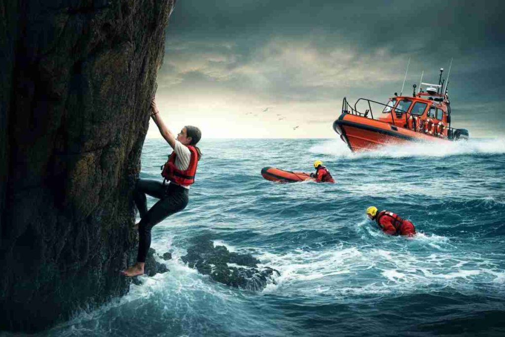 Salvataggio in mare: il drammatico tuffo su uno scoglio a Bari