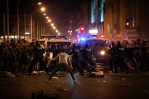Scontri a Parigi dopo il match: due morti e 559 arresti nel bilancio drammatico