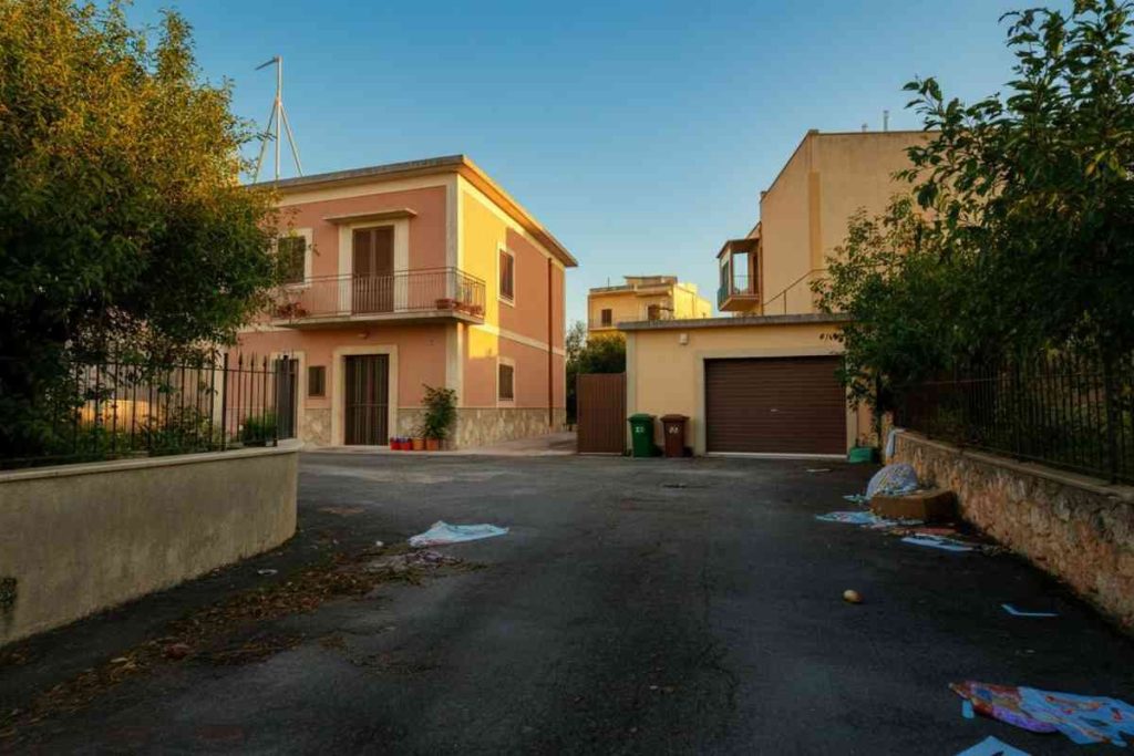 Tragedia a Castelvetrano: coppia trovata morta in casa, un mistero che colpisce tre figli