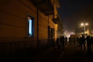 Tragedia a Milano: donna si lancia dal quarto piano mentre la casa brucia dopo una lite